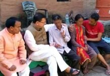 अंकिता के परिजनों को ढांढस डोभ श्रीकोट पहुंचे मुख्यमंत्री धामी, आरोपियों को कड़ी से कड़ी सजा दिलाने का दिया भरोसा