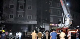 हैदराबाद में इलेक्ट्रिक बाइक शोरूम में आग लगने से बड़ा हादसा,चपेट में होटल में मौजूद 8 लोगों की मौत Fire breaks out at electric bike showroom