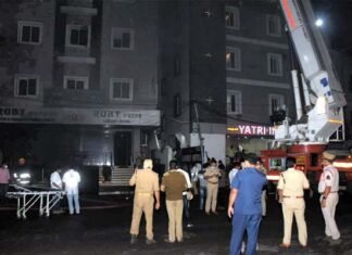 हैदराबाद में इलेक्ट्रिक बाइक शोरूम में आग लगने से बड़ा हादसा,चपेट में होटल में मौजूद 8 लोगों की मौत Fire breaks out at electric bike showroom