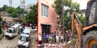दुखद: नोएडा के सेक्टर-21 में निर्माणाधीन दीवार गिरने से 4 लोगों की मौत, 9 घायल Wall Collapsed in Noida sector 21