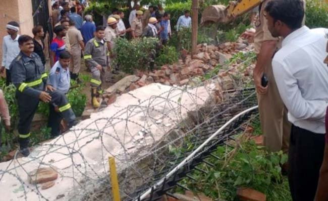 Wall Collapsed in Noida sector 21