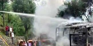 यमुनोत्री जा रहे गुजरात के तीर्थ यात्रियों की बस में लगी भीषण आग