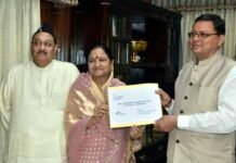 हंस फाउंडेशन ने आपदा पीड़ितों के सहयोग के लिए मुख्यमंत्री राहत कोष में दिए 11 करोड़, सीएम धामी को सौंपा चेक Hans Foundation donated 11 crores to the Chief Minister's Relief Fund