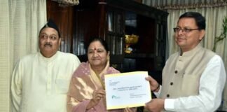 हंस फाउंडेशन ने आपदा पीड़ितों के सहयोग के लिए मुख्यमंत्री राहत कोष में दिए 11 करोड़, सीएम धामी को सौंपा चेक Hans Foundation donated 11 crores to the Chief Minister's Relief Fund