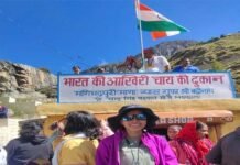 अल्मोड़ा की चेतना ने भारत के अंतिम गांव माणा में तिरंगा फहराकर रचा नया कीर्तिमान India's-las-tea-stall