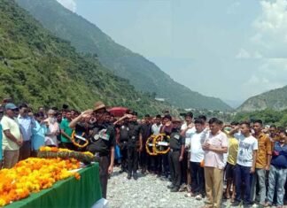 दुखद: ड्यूटी में तैनात गढ़वाल राइफल के जवान कोमल खुगशाल का निधन, पूरे सैन्य सम्मान के साथ पैत्रिक घाट में हुआ अंतिम संस्कार Garhwal Rifles jawan Komal Khushal passes away