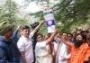 सीएम धामी और बाबा रामदेव ने रक्तवन ग्लेशियर सहित 3 पर्वत चोटियों पर आरोहण करने जा रहे दल को दिखाई हरी झंडी