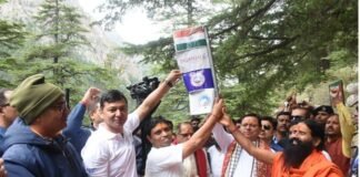 सीएम धामी और बाबा रामदेव ने रक्तवन ग्लेशियर सहित 3 पर्वत चोटियों पर आरोहण करने जा रहे दल को दिखाई हरी झंडी