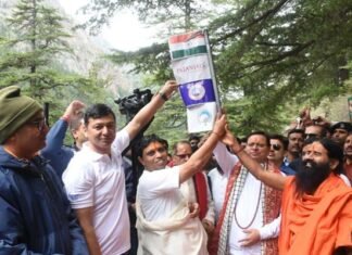 सीएम धामी और बाबा रामदेव ने रक्तवन ग्लेशियर सहित 3 पर्वत चोटियों पर आरोहण करने जा रहे दल को दिखाई हरी झंडी