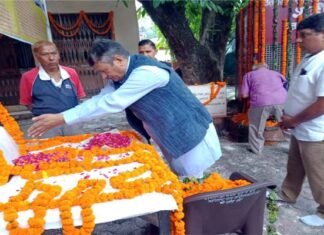 गढ़वाल हितैषिणी सभा दिल्ली के शिष्टमंडल ने देहरादून स्थित शहीद स्मारक पर राज्य आंदोलनकारी शहीदों को श्रद्धांजलि देकर किया याद
