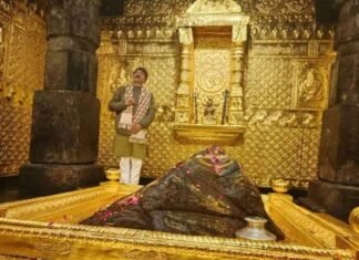 केदारनाथ मंदिर के गर्भ गृह में लगाई गई सोने की परत के सामने अजेंद्र अजय के फोटो खिंचाने पर तीर्थ पुरोहितों का और भड़का गुस्सा Ajendra Ajay took a photo in front of the gold layer in Kedarnath temple, the pilgrim priests got anger