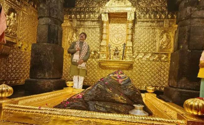 Ajendra-Ajay's-photo-in-fro Ajendra Ajay took a photo in front of the gold layer in Kedarnath temple, the pilgrim priests got anger