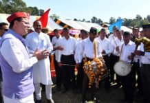 सीएम धामी ने सैनिकों, भूतपूर्व सैनिकों तथा उनके परिजनों के साथ मनाई दीपावली CM Dhami celebrated Diwali with soldiers