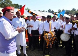 सीएम धामी ने सैनिकों, भूतपूर्व सैनिकों तथा उनके परिजनों के साथ मनाई दीपावली CM Dhami celebrated Diwali with soldiers