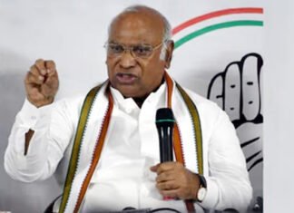 मल्लिकार्जुन खड़गे बने कांग्रेस के नए अध्यक्ष, थरूर को 6 हजार से ज्यादा वोटों से हराया Mallikarjun Kharge appointed new president of Congress