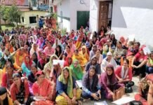 अंकिता को न्याय दिलाने चौबट्टाखाल की सड़कों पर उतरी महिलाएं, मुख्यमंत्री को भेजा ज्ञापन Women came out on the streets of Chaubattakhal to get justice for Ankita