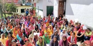अंकिता को न्याय दिलाने चौबट्टाखाल की सड़कों पर उतरी महिलाएं, मुख्यमंत्री को भेजा ज्ञापन Women came out on the streets of Chaubattakhal to get justice for Ankita
