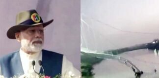 चुनावी तैयारियों के बीच हादसा,गुजरात दौरे पर गए पीएम मोदी को ‘मोरबी’ ने दिया जख्म, विपक्ष ने भी राज्य सरकार पर उठाए सवाल morbi-bridge-accident