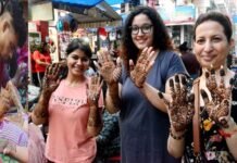 करवा चौथ ने बढ़ाई बाजारों में रौनक, महिलाएं कर रही हैं जमकर खरीददारी, मेहंदी के अलग-अलग डिजाइन बनवाने के लिए दिख रहा है उत्साह karva-chauth-mehandi