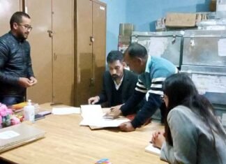 पौड़ी के नवनियुक्त डीएम ने संभाला कार्यभार, पत्रकारों से बातचीत के दौरान गिनाई अपनी प्राथमिकतायें pauri DM ashish kumar chauhan