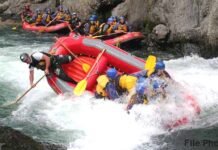 ऋषिकेश: राफ्टिंग के दौरान हुआ हादसा, राफ्ट पलटने से एक पर्यटक की मौत, 8 को किया रेस्क्यू rafting accident in shivpuri rishikesh