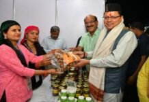 मुख्यमंत्री ने सरस मेले में महिला स्वयं सहायता समूहों को किया सम्मानित Chief Minister honored women self-help groups at Saras Fair