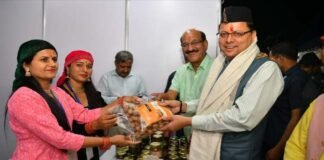 मुख्यमंत्री ने सरस मेले में महिला स्वयं सहायता समूहों को किया सम्मानित Chief Minister honored women self-help groups at Saras Fair