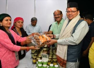 मुख्यमंत्री ने सरस मेले में महिला स्वयं सहायता समूहों को किया सम्मानित Chief Minister honored women self-help groups at Saras Fair