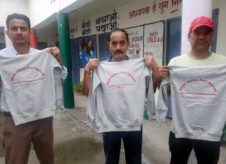 जनपदीय क्रीड़ा प्रतियोगिता हेतु विकासखंड खिर्सू के प्रतिभागियों को भेंट किये ट्रैक सूट track suits Distribute to the players