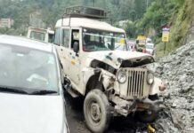 श्रीनगर में दो वाहनों की आमने-सामने की टक्कर, बुरी तरह से क्षतिग्रस्त हुए वाहन, मची अफरा-तफरी wo vehicles collide head-on in Srinagar