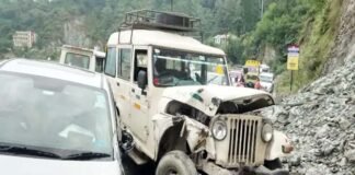 श्रीनगर में दो वाहनों की आमने-सामने की टक्कर, बुरी तरह से क्षतिग्रस्त हुए वाहन, मची अफरा-तफरी wo vehicles collide head-on in Srinagar