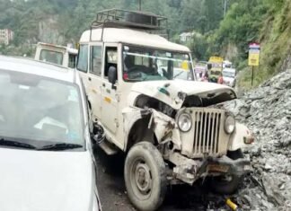 श्रीनगर में दो वाहनों की आमने-सामने की टक्कर, बुरी तरह से क्षतिग्रस्त हुए वाहन, मची अफरा-तफरी wo vehicles collide head-on in Srinagar