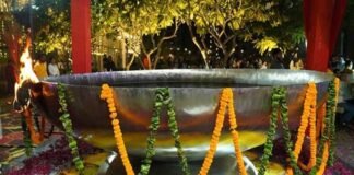 मोहाली में जलाया गया दुनिया का सबसे बड़ा दीया, गिनीज बुक्स में रिकॉर्ड दर्ज, जानिए कितने हजार लीटर सरसों के तेल से जला दीपक? On #Diwali eve, the world's largest #diya lit in SAS NagarRead: https://t.co/QFuI1unUFi pic.twitter.com/Gm3M26nrFi— IANS (@ians_india) October 23, 2022