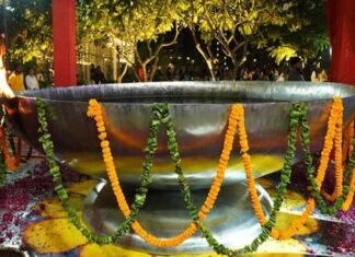 मोहाली में जलाया गया दुनिया का सबसे बड़ा दीया, गिनीज बुक्स में रिकॉर्ड दर्ज, जानिए कितने हजार लीटर सरसों के तेल से जला दीपक? On #Diwali eve, the world's largest #diya lit in SAS NagarRead: https://t.co/QFuI1unUFi pic.twitter.com/Gm3M26nrFi— IANS (@ians_india) October 23, 2022