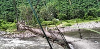 बड़े हादसे का सबब बन सकता है बड़खोलू का जर्जर झूलापुल : ना तो बना मोटर पुल, ना ही हुई वर्षों पुराने झूला पुल की मरम्मत बड़े हादसे का अंदेशा