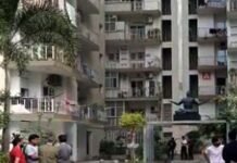 कर्ज में डूबे कारोबारी ने पत्नी की हत्या कर की खुदकुशी Businessman commits suicide by killing wife in Greater Noida West
