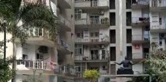 कर्ज में डूबे कारोबारी ने पत्नी की हत्या कर की खुदकुशी Businessman commits suicide by killing wife in Greater Noida West