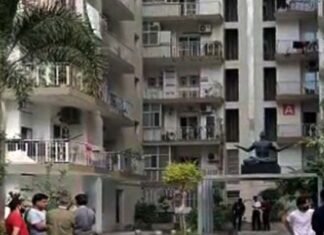 कर्ज में डूबे कारोबारी ने पत्नी की हत्या कर की खुदकुशी Businessman commits suicide by killing wife in Greater Noida West