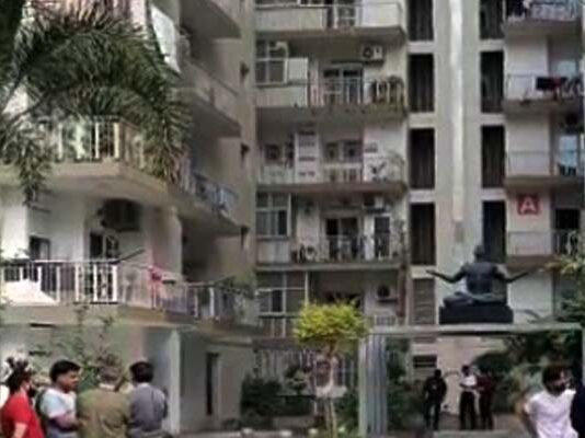 कर्ज में डूबे कारोबारी ने पत्नी की हत्या कर की खुदकुशी Businessman commits suicide by killing wife in Greater Noida West