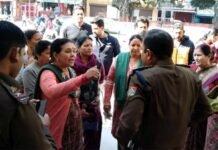 श्रीनगर छात्र संघ चुनाव के परिणाम आने के बाद स्थानीय लोगों व छात्र नेताओं में मारपीट, महिलाओं ने कोतवाली पहुंचकर किया हंगामा, दो छात्र गिरफ्तार Clash between local and student leaders in Srinagar