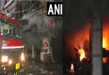 दिल्ली के चांदनी चौक मार्केट में लगी भीषण आग, कई दुकानें खाक, करोड़ों का नुकसान का अनुमान Fire broke out in Chandni Chowk's Bhagirath Palace Market