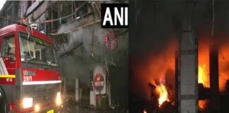 दिल्ली के चांदनी चौक मार्केट में लगी भीषण आग, कई दुकानें खाक, करोड़ों का नुकसान का अनुमान Fire broke out in Chandni Chowk's Bhagirath Palace Market