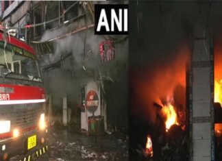दिल्ली के चांदनी चौक मार्केट में लगी भीषण आग, कई दुकानें खाक, करोड़ों का नुकसान का अनुमान Fire broke out in Chandni Chowk's Bhagirath Palace Market