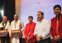 वरिष्ठ रंगकर्मी विमल बहुगुणा व सामाजिक कार्यकर्ता संजय कुमार फौजी को किया सम्मानित Vimal Bahuguna and Sanjay Kumar Fauji honored