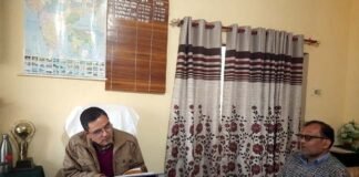 नशा उन्मूलन प्रभारी चमोला ने डायट प्राचार्य लक्ष्मण सिंह दानू से की मुलाकात