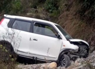 दिल्ली से उत्तराखंड जा रहे यात्रियों की कार हुई हादसे का शिकार car-accident-near-devprayag