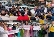 छावला गैंग रेप मामले के आरोपियों को बरी करने के विरोध में सुप्रीम कोर्ट के बाहर जोरदार धरना प्रदर्शन, महिलाओं ने माथे पर काली पट्टी बाँध कर जताया विरोध