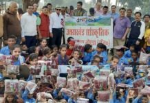 उत्तराखंड सांस्कृतिक समिति ग्रेटर नोएडा ने जरूरतमंद बच्चों को बांटे स्वेटर