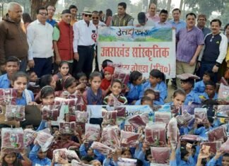 उत्तराखंड सांस्कृतिक समिति ग्रेटर नोएडा ने जरूरतमंद बच्चों को बांटे स्वेटर