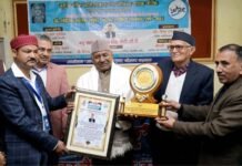 गढ़ रत्न नरेंद्र सिंह नेगी को दिया गया डॉ. गोविन्द चातक स्मृति आखर साहित्य सम्मान Dr. Govind Chatak Smriti Award given to Narendra Singh Negi